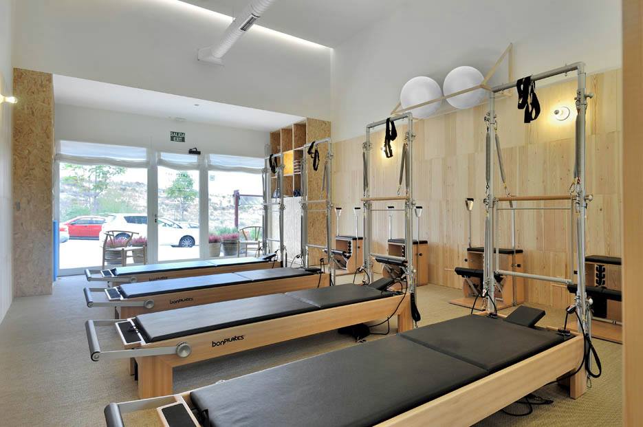 Torres Reformer/Cadillac para Pilates con máquinas en el estudio Pilates Art Madrid