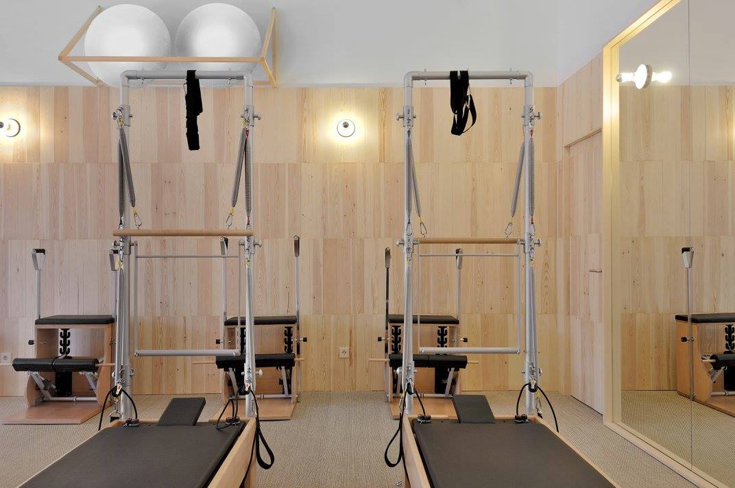 Torres Reformer/Cadillac y sillas Wunda Chair para Pilates con máquinas en el estudio Pilates Art Madrid