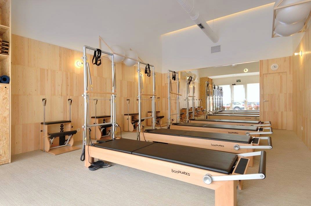 Torres Reformer/Cadillac y sillas Wunda Chair para Pilates con máquinas en el estudio Pilates Art Madrid